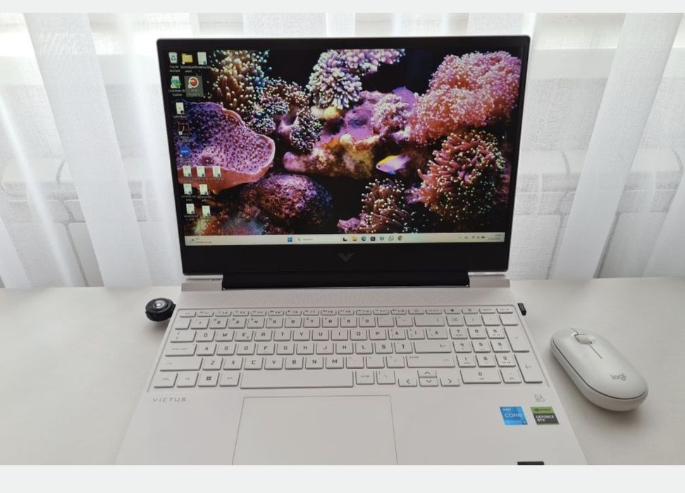 Laptop HP Victus alb gaming