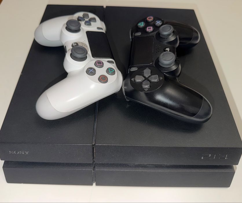PS4 1TB + 2 manete originale + 10 jocuri in  stare foarte bună