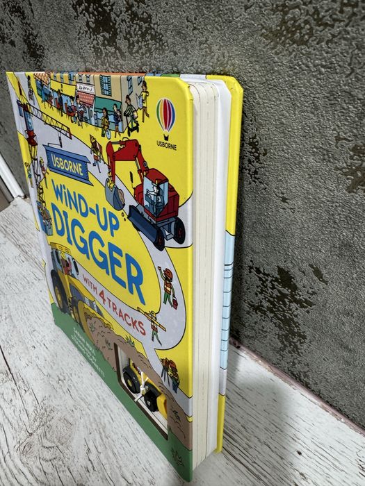 Usborne carte jucarie. Wind-up digger
