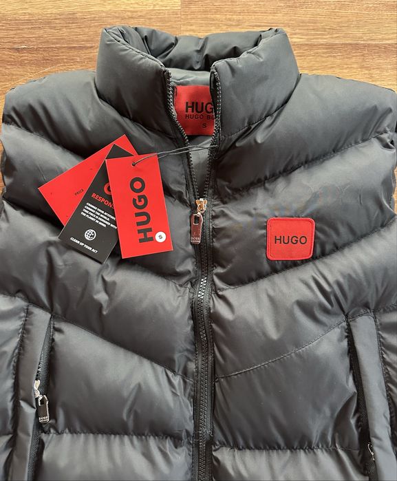 Мъжки,черен елек Hugo BOSS с бродирано лого и двойни джобове