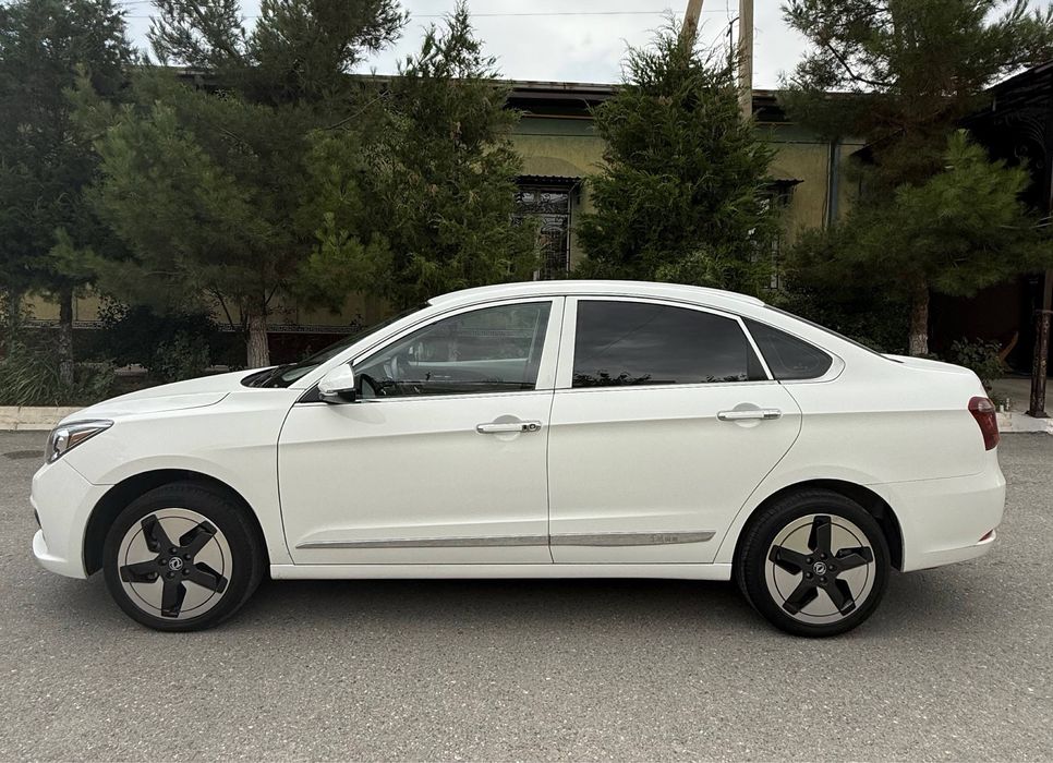 Электромобиль DongFeng E70