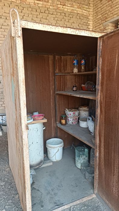 Сейф железный и 2 балона (кислород и ацетилен)