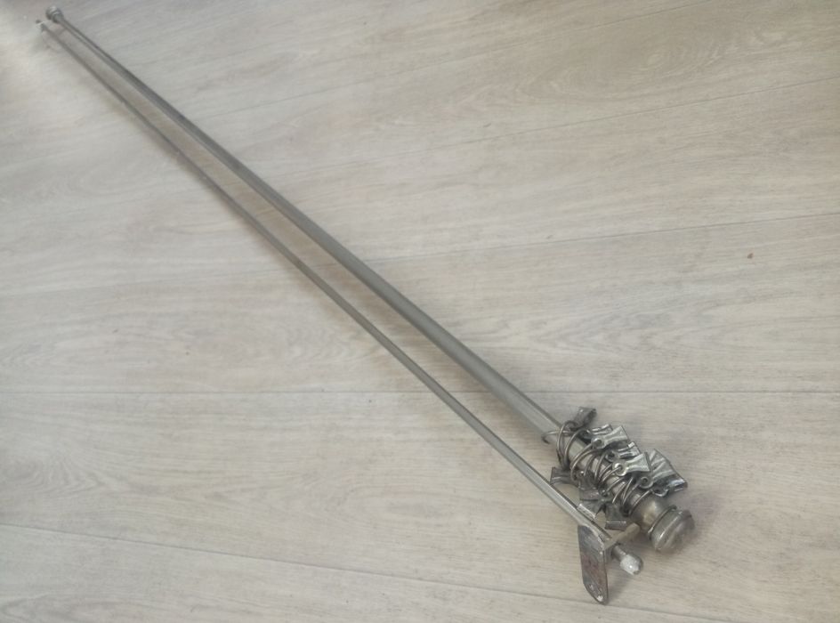 Гардина металлическая.