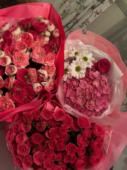 продаются 3 букета цветов