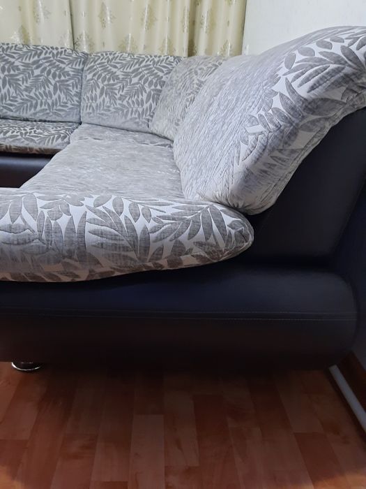 Продам  угловой диван +кресло