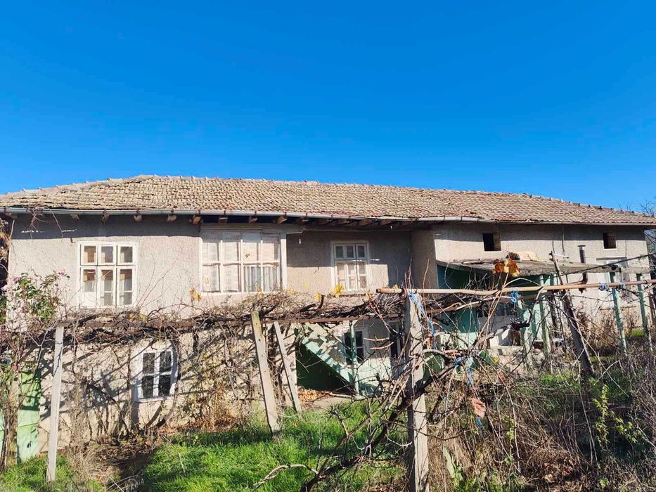 Самостоятелна тухлена къща - село Моравка