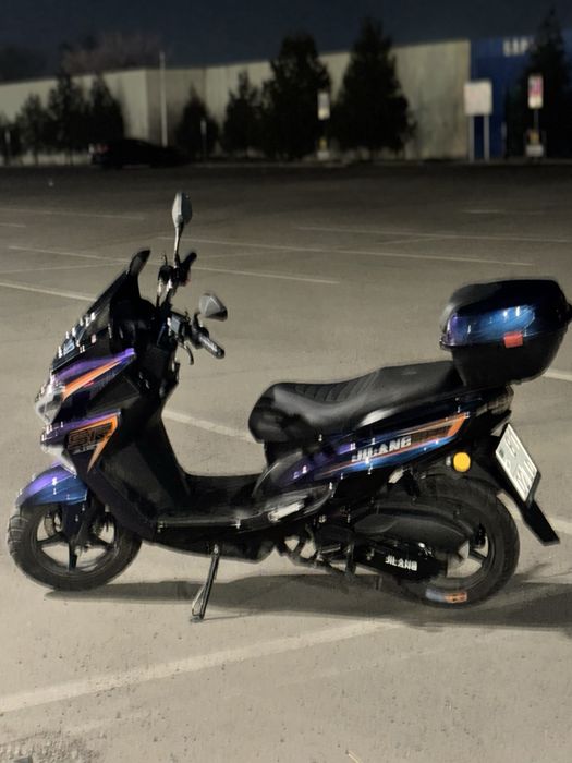 мопед Макси скутер