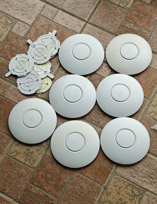 7x Ubiquiti UniFi UAP-AC-Lite access point
