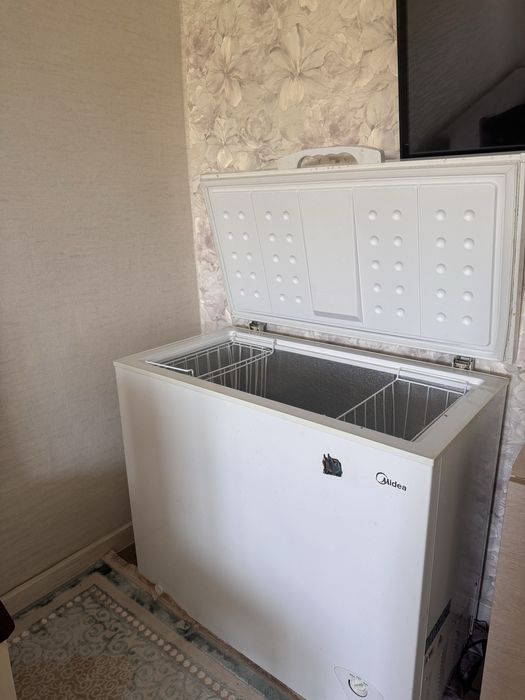 Продам морозильник Midea