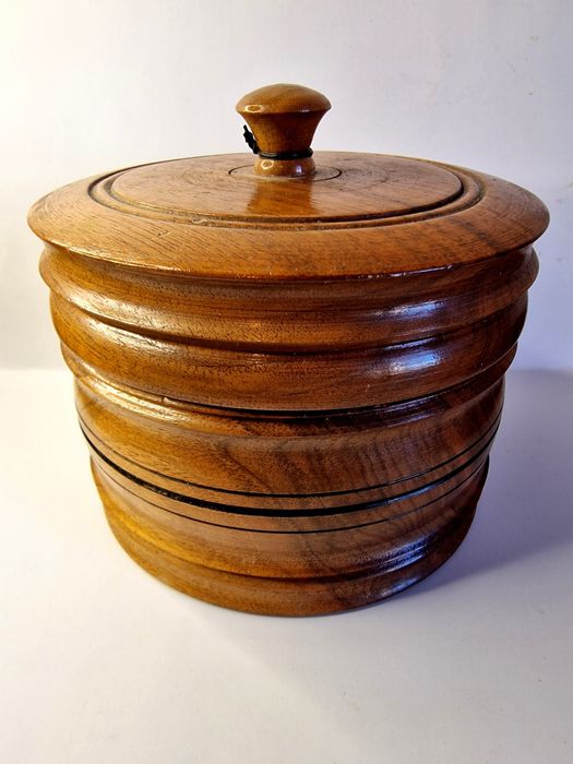 Стара дървена кутия