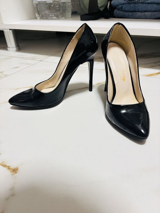 Vand pantofi stiletto