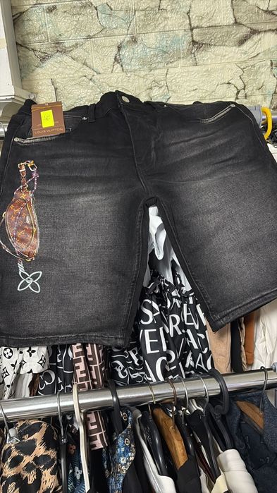 blugi scurti LV si papuci LV marimi de la xs,s,m,l,xl