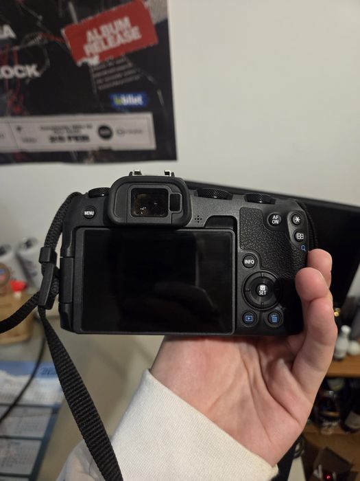 Camera mirrorless: Canon EOS RP + obiectiv 50 mm 1.8 + 2 baterii