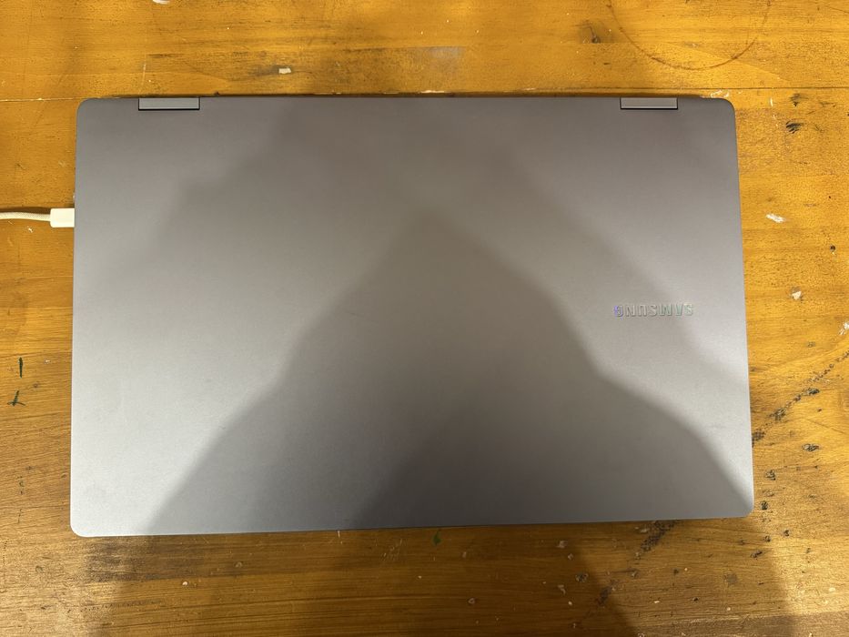Laptop Samsung book 4 360 i5 8GB ram 256GB windows 11 home