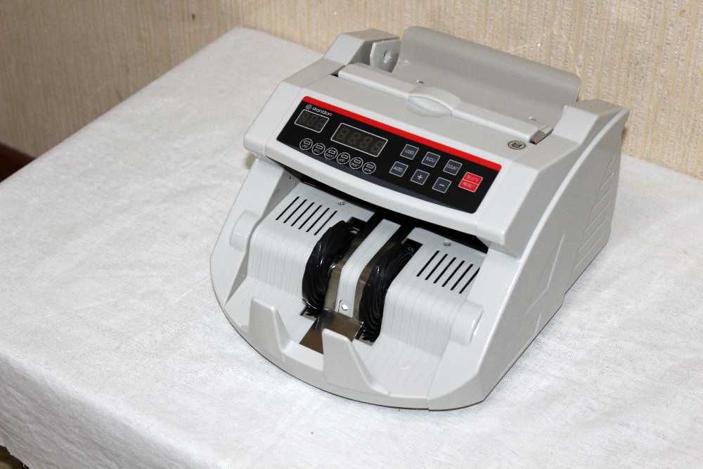 Счетная машинка оригинал определяет фальшивых купюр почти новая!