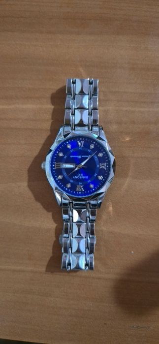 Vând ceas ieftin dar frumos