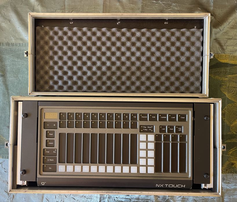 Consola DMX Obsidian NX Touch cu case dedicat