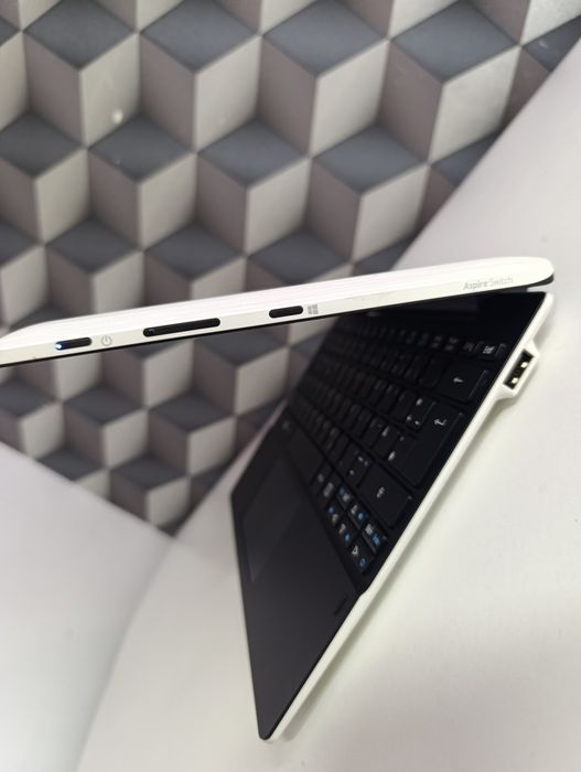 Laptop 2 în 1 Acer switch impecabil cu touchscreen Intel Quad Core ideal diagnoza
