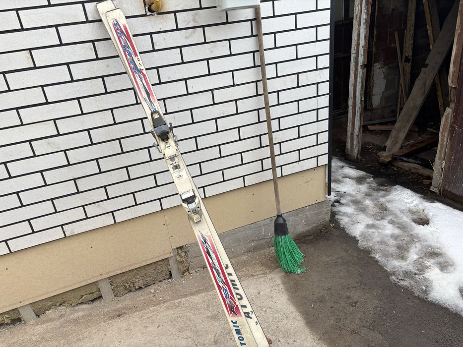 Продается лыжники