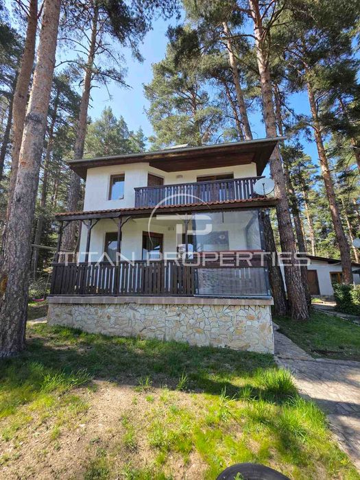 Двуетажна обзаведена къща с два гаража в Цигов чарк