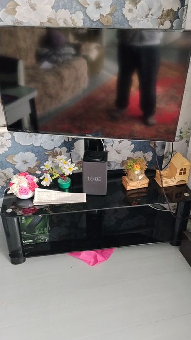 Телевизор и тумба.