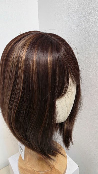 Perucă sintetică HAIRCUBE bob șaten cu șuvițe caramel și breton – nouă