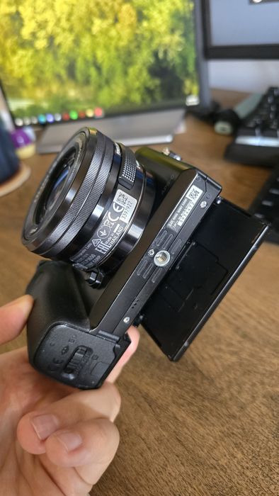 Sony A6000 mirrorless + obiectiv 16-50mm OSS