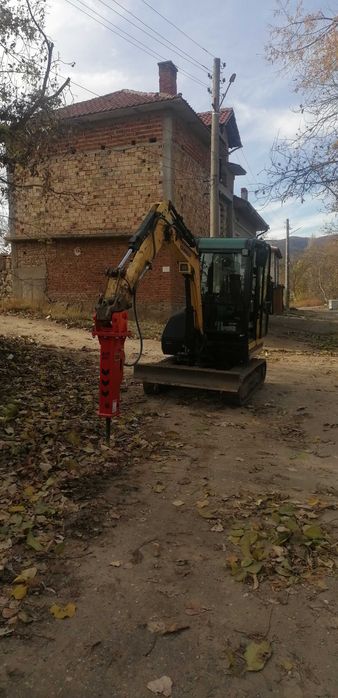 Услуги със багер, хидравличен чук, тристранен самосвал и пътна помощ.