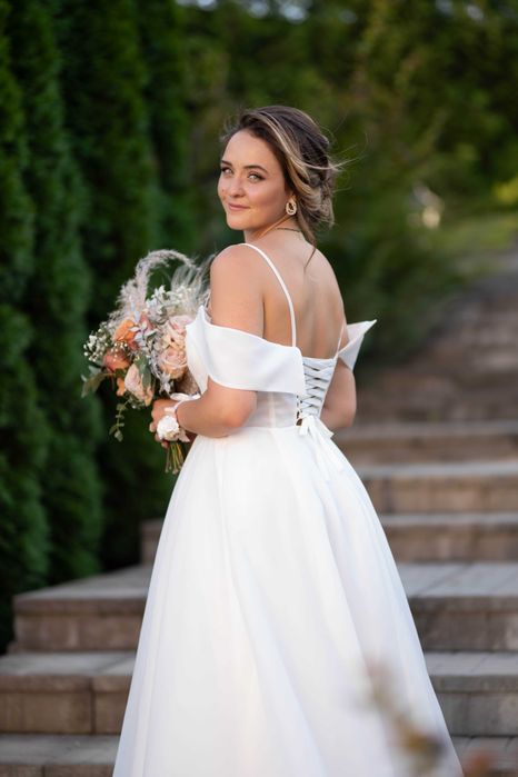 Сватбена рокля с паднали ръкави