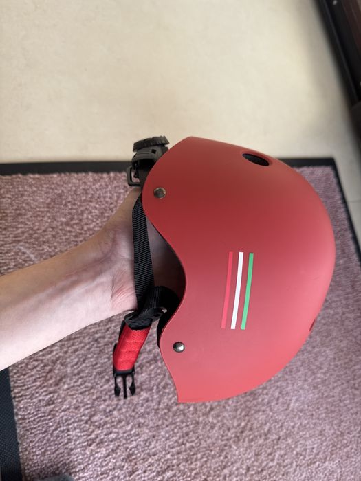 Червена каска за колелр