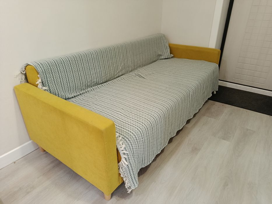 Диван мягкий, цвет горчичный