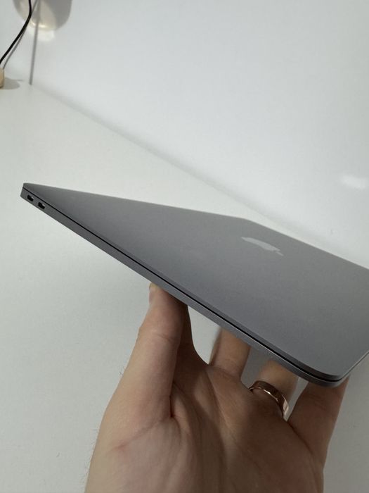 Vând Macbook Air M1 16GB RAM, impecabil! În garanție