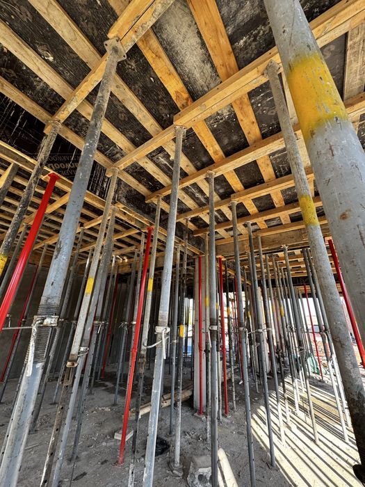 Бетон Монолит куямиз. Монолит учун, Опалубка ва стойка узимиздан.