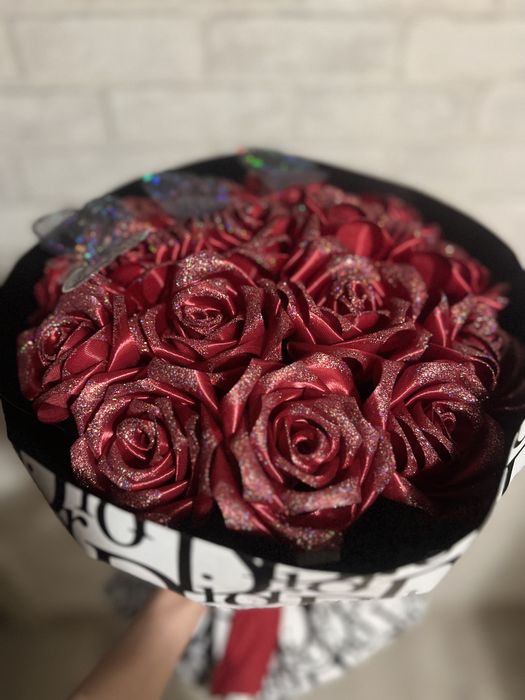 Букет из атласных роз светящиеся