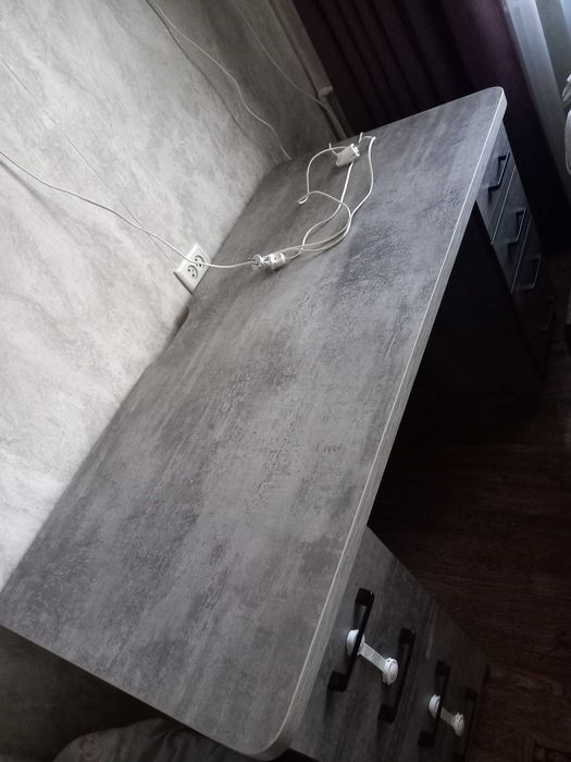 Продается стол письменный