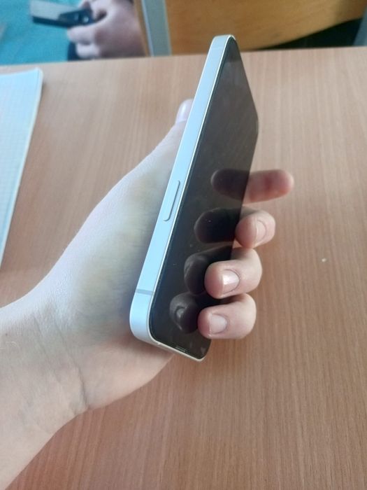 Продам айфон 13 срочно