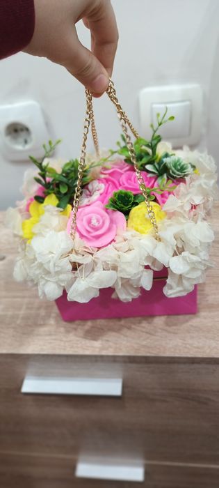 Ароматни свещи във формата на изискана чантичка с цветя.