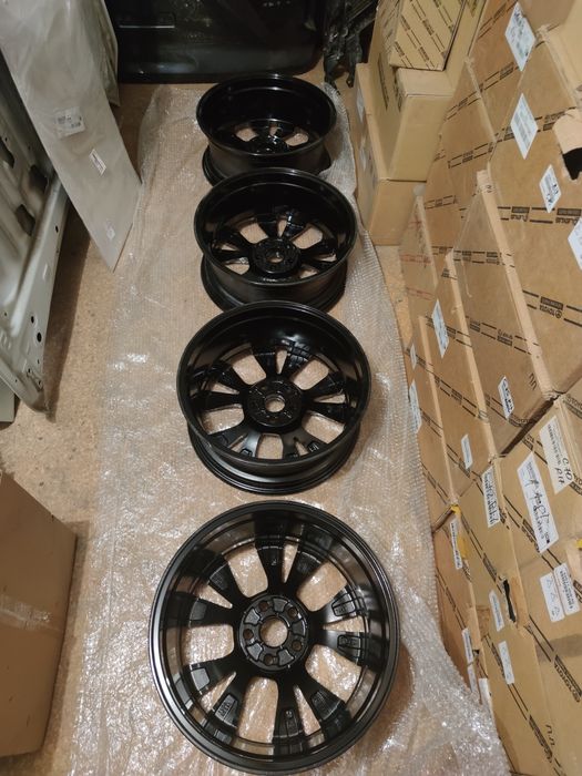 Продам комплект легкосплавных дисков.