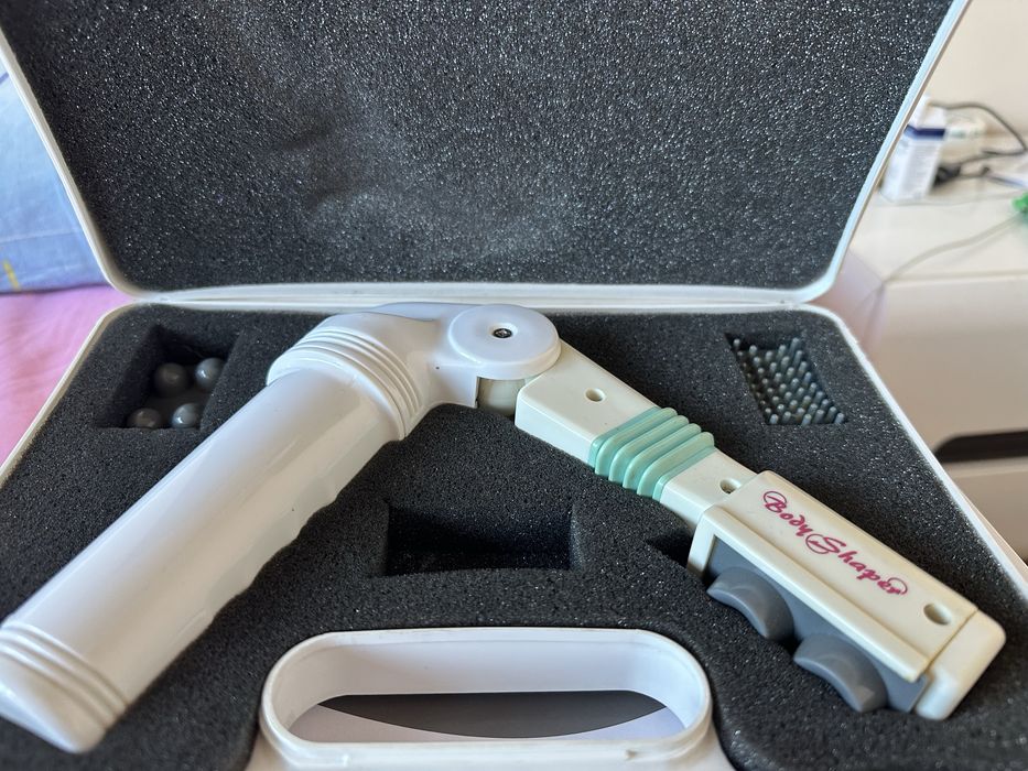 Продавам електрически масажор за тяло с 4бр. приставки