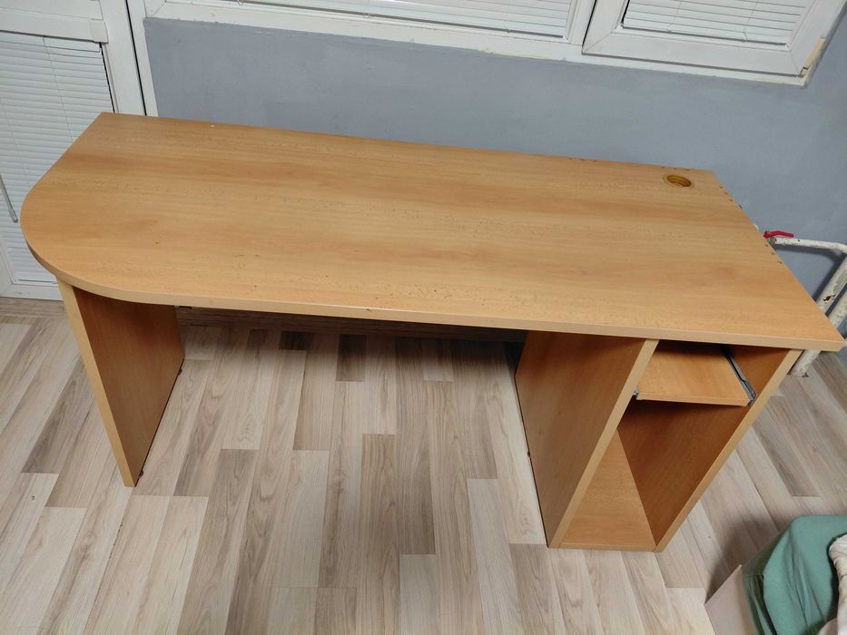 Продавам голямо бюро