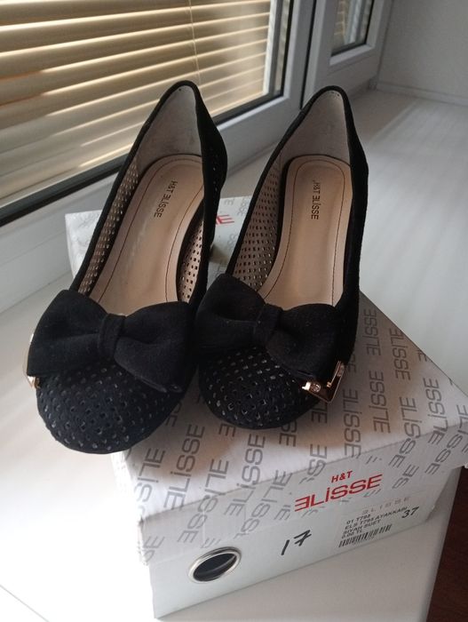 Чёрные замшевые туфли