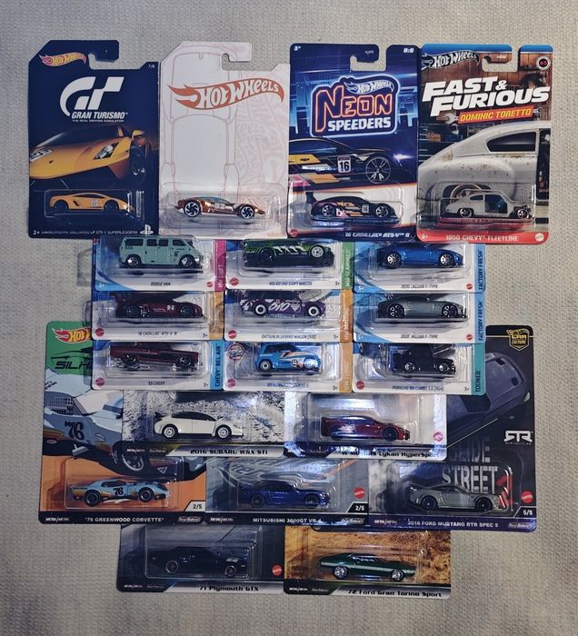 Продавам коли Hot Wheels