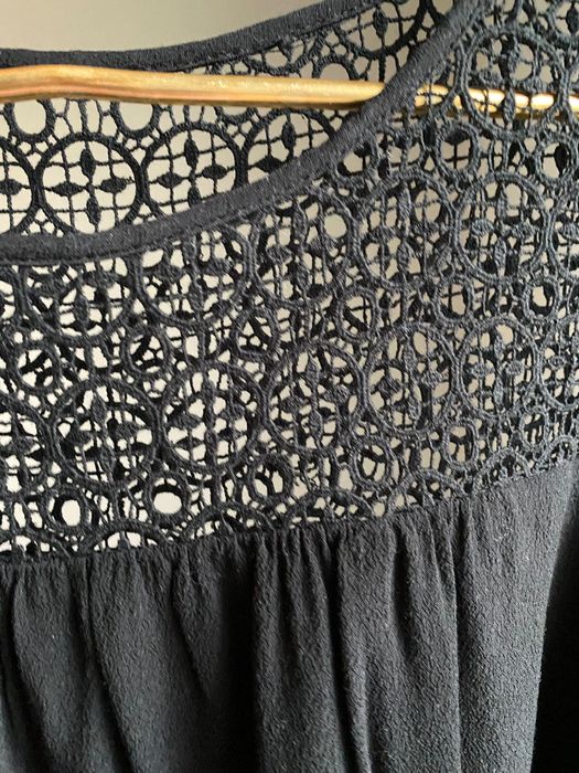 Черное платье с кружевом