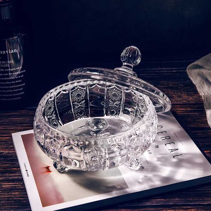 Стилна стъклена купичка с капаче за ядки, бонбони и др.