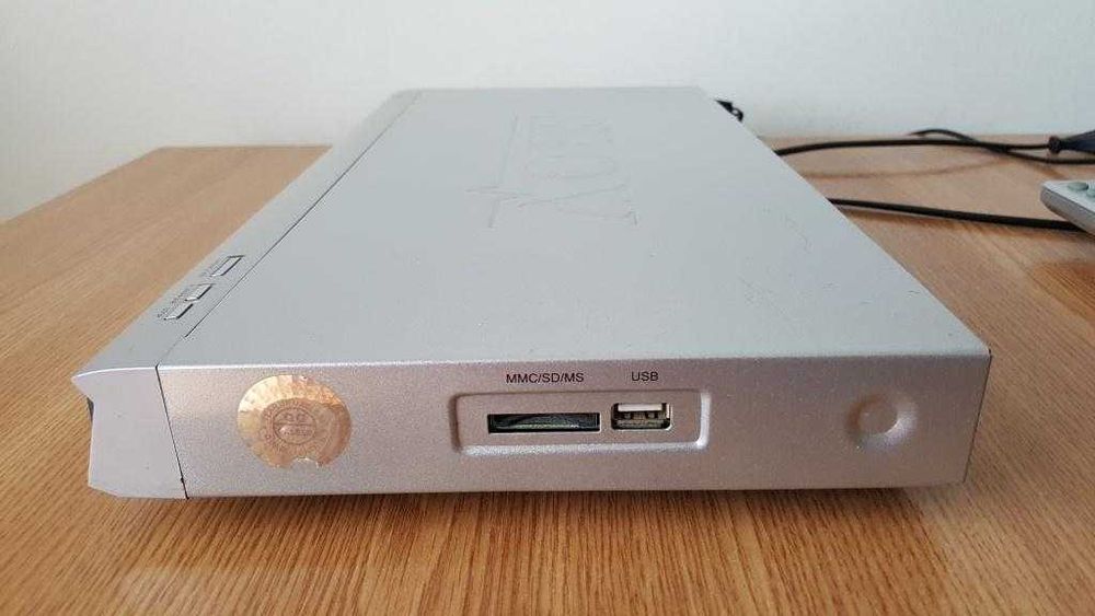 DVD player cu USB şi telecomandă