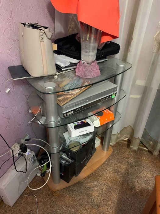 Стеклянный столик в комнату