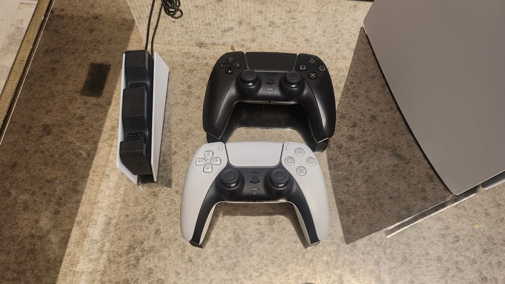 PlayStation5 Folosit, doua controlăre doualsense, charging dock