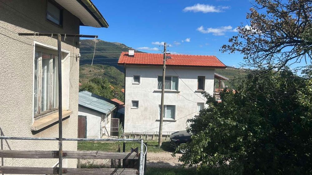 Двуетажна къща в село Дружево