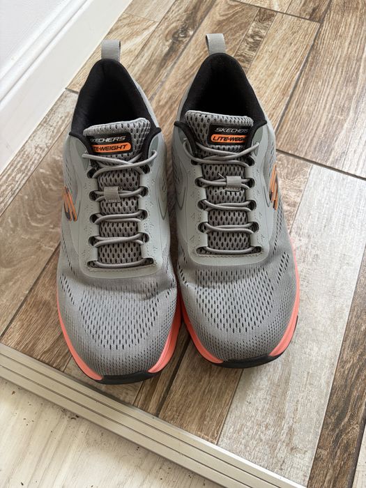 Vand adidasi Skechers