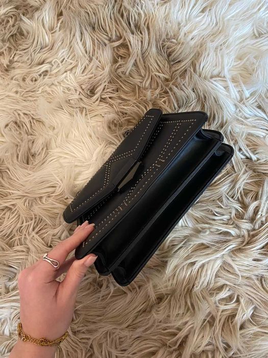 Черна чанта с метални капси и верижка